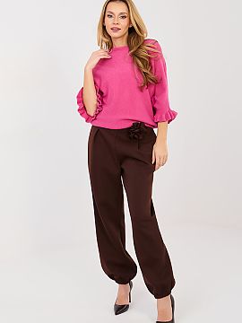 Tepláky Italy Moda  Elegantné nohavice typu joggery sú spojením pohodlia a štýlového dokončenia. Model s dlhými nohavicami ukončenými manžetami sa pe