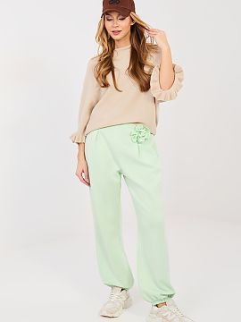 Tepláky Italy Moda  Elegantné športové nohavice typu joggery sú spojením pohodlia a štýlového dokončenia. Model s dlhými nohavicami ukončenými manž