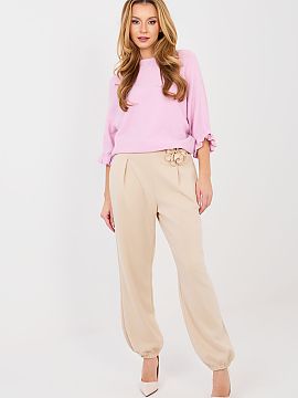 Tepláky Italy Moda  Elegantné tepláky typu joggery sú spojením pohodlia a štýlového dokončenia. Model s dlhými nohavicami so šnúrkami na konci dokona