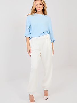 Tepláky Italy Moda  Elegantné športové nohavice typu joggery sú spojením pohodlia a štýlového dokončenia. Model s dlhými nohavicami ukončenými manž