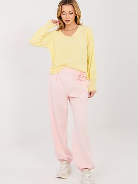 Tepláky Italy Moda  Elegantné športové nohavice typu joggery sú kombináciou pohodlia a štýlového dokončenia. Model s dlhými nohavicami ukončenými ma