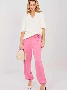 Tepláky Italy Moda  Elegantné tepláky typu jogger sú kombináciou pohodlia a štýlového dokončenia. Model s dlhými nohavicami so šnúrkami sa dokonale p