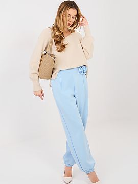 Tepláky Italy Moda  Elegantné tepláky typu joggery sú spojením pohodlia a štýlového dokončenia. Model s dlhými nohavicami ukončenými manžetami sa sk