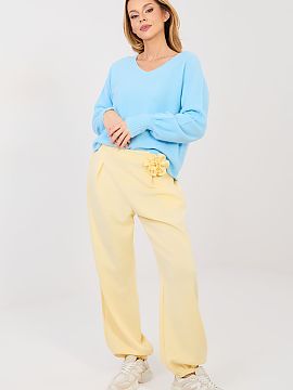 Tepláky Italy Moda  Elegantné tepláky typu joggery sú kombináciou pohodlia a štýlového dokončenia. Model s dlhými nohavicami so štrbinami sa skvele pr