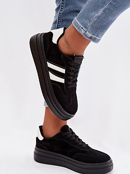 Športová obuv Step in style  Štýlové tenisky pre ženy z ekokože sú pohodlnou ponukou na každý deň. Model umiestnený na platforme jemne zdôrazňuje postavu a z