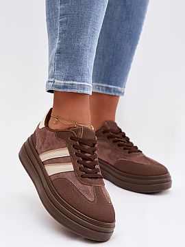 Športová obuv Step in style  Štýlové dámske tenisky z ekokože sú pohodlnou ponukou na každý deň. Model umiestnený na platforme jemne zdôrazňuje postavu a zab