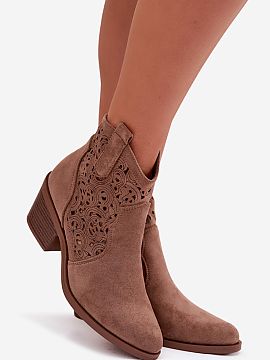 Topánky na opätku Step in style  Topánky pre ženy značky S.Barski inšpirované kovbojským štýlom sú efektným doplnkom jarných outfitov. Vyrobené z ekokože, pôso