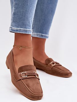 Loaferi Step in style  Dámske loafersy sú elegantnou a univerzálnou ponukou, ideálnou na každý deň. Umiestnené na ploštom opätku poskytujú pohodlie a st