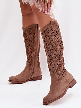 Čižmy s ažúrom Step in style  Ažurové dámske čižmy v boho štýle sú výnimočnou ponukou pre ženy, ktoré oceniajú slobodu a štýlový vzhľad. Jemné výstrihy