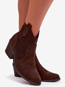 Topánky na opätku Step in style  Dámske čižmy v kovbojskom štýle od značky S.Barski sú modernou ponukou, ktorá skvele podčiarkne charakter jarných outfitov. Vyrobe