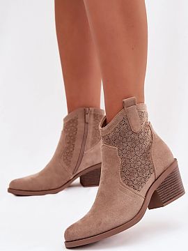 Topánky na opätku Step in style  Dámske čižmy v kovbojskom štýle od značky S.Barski sú módnou ponukou, ktorá skvele podčiarkne charakter jarných outfitov. Vyroben
