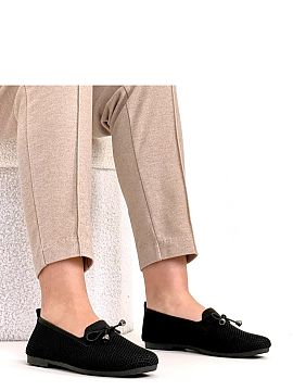 Mokasíny Solea  Elegantné mokasíny s efektnou ozdobnou mašľou na špičke sú ideálnym spojením klasiky a ženského šarmu. Model je vyrobený z vyso