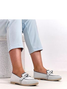 Balerinki Solea  Štýlové baleríny s efektným, ozdobným viazaním sú skvelou ponukou pre ženy, ktoré oceniajú ľahkosť a nadčasový štýl. Vyrobe