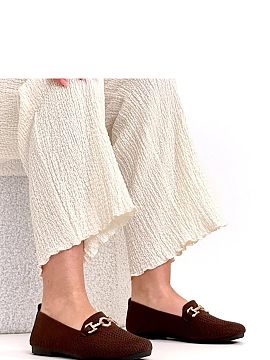 Mokasíny Solea  Štýlové mokasíny s zlatou ozdobou v predu sú dokonalou kombináciou pohodlia a decentnej elegancie. Vyrobené z vysokej kvality lát
