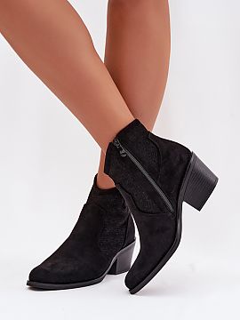 Topánky na podpätku Step in style  Topánky pre dámy v štýle cowboyiek od značky S.Barski sú módnou ponukou, ktorá skvele podčiarkne charakter jarných outfitov. Vyhot