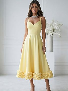 Spoločenské šaty Bicotone  Elegantné šaty s midi dĺžkou, zapínané na skrytý zips. Priliehavý vrch s výstrihom do V a dvojitými, tenkými ramienkami krásne v