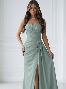 Dlhé šaty Bicotone  Oslnivý večerný šaty v odtieni mäty, vyrobené z jemne lesklej látky so skrytým zipsom. Moderný korzet s efektnými záhybmi pri vý