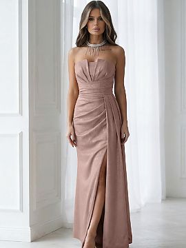 Dlhé šaty Bicotone  Ohromujúce večerné šaty v odtieni máty, vyrobené z jemne lesklého materiálu so skrytým zipsom. Moderný korzet s efektnými záhybk