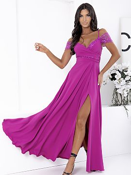 Dlhé šaty With You  Elegantný maxi šaty vytvorené s ohľadom na osobitné príležitosti. Model s ženským priliehavým strihom, ktorý krásne zdôrazňuje