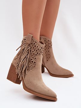 Topánky na opätku Step in style  Dámske topánky značky JEZZI v štýle kovbojiek sú nápadnou ponukou pre ženy, ktoré majú rady výrazné akcenty vo svojich outfitech