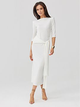 denné šaty Roco Fashion  Elegantný šaty s priliehavým strihom krásne vystavujú postavu, a ozdobné viazanie v pase zdôrazňuje ženské tvary a dodáva celkov�