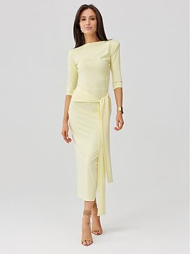 Šaty na deň Roco Fashion  Elegáncky šaty s priliehavým strihom krásne zdôrazňujú postavu, a ozdobné viazanie v pase zdôrazňuje ženské tvary a dodáva celk