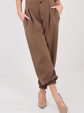 Tepláky Italy Moda  Bežecké tepláky typu jogger sú kombináciou pohodlia a štýlového vzhľadu, ideálne na každý deň aj do práce v uvoľnenejšom št