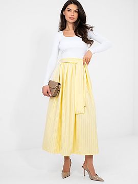 spódnica Italy Moda  Elegantná midi sukňa s rozklosovaným strihom je skvelou voľbou pre ženy, ktoré ocenia klasiku s nádychom modernosti. Model s vysokým