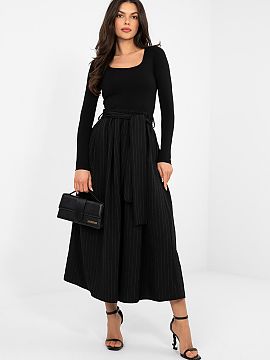 Sukňa Italy Moda  Elegantná midi sukňa s rozšíreným strihom je skvelou voľbou pre ženy, ktoré ocenia klasiku s nádychom modernosti. Model s vysokým 