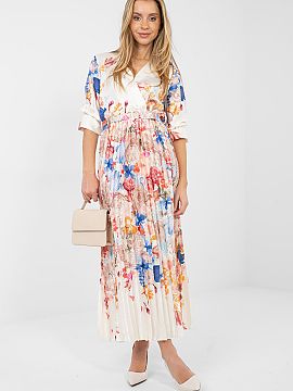 denné šaty Italy Moda  Letné maxi šaty s rozšíreným strihom sú spojením ľahkosti, elegancie a ženského štýlu. Model okúzľuje kvetinovým vzorom, ktor