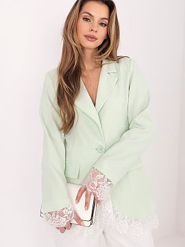 Sakko Factory Price  Elegantný dámsky žaket štandardnej dĺžky, navrhnutý pre ženy, ktoré oceniajú nadčasový štýl a univerzálnosť. Model s hladký