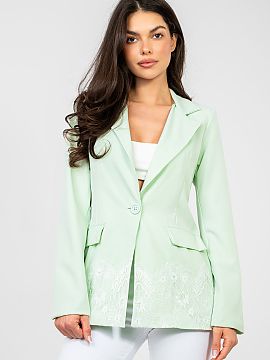 Blejzer Factory Price  Elegantný dámsky sako štandardnej dĺžky, navrhnuté pre ženy, ktoré oceniajú nadčasový štýl a univerzálnosť. Model s hladkým 