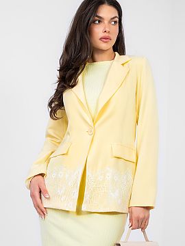 Blejzer Factory Price  Elegantný dámsky sako s nadčasovým a elegantným charakterom. Hladký vzor robí model univerzálnym a ľahko kombinovateľným, skvele 