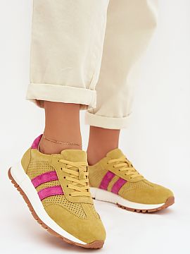 Športová obuv Step in style  Tenisky pre ženy vyrobené z prírodného semišu sú kombináciou pohodlia a nadčasového štýlu. Dve pásiky umiestnené po bokoch zdô