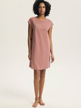 Nočná košeľa Henderson  Elegantná nočná košeľa s krátkymi rukávmi, kombinujúca pohodlie s jemným, ženským charakterom. Voľný, pohodlný strih zabezpeč