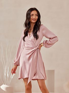 Spoločenské šaty Roco Fashion  Šaty vyrobené z mäkkého, saténového materiálu, ktorý im dodáva výnimočný elegantný charakter. Prekrývajúci strih so šnurovan