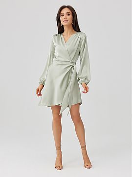 Spoločenské šaty Roco Fashion  Šaty vyrobené z mäkkého, saténového materiálu, ktorý im dodáva výnimočný elegantný charakter. Prekladaný strih s viazaním v p