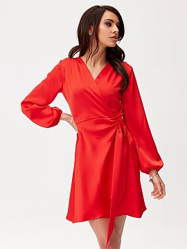 formálne šaty Roco Fashion  Šaty vyrobené z mäkkého, saténového materiálu, ktorý im dodáva výnimočne elegantný charakter. Prekladaný strih so zaväzovaním