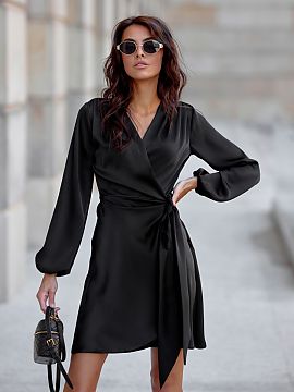 Spoločenské šaty Roco Fashion  Šaty vyrobené z mäkkého, saténového materiálu, ktorý im dodáva výnimočne elegantný charakter. Prešívaný strih s viazaním v p