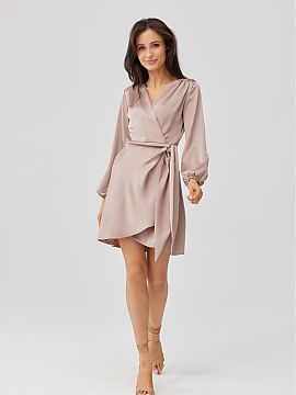 Spoločenské šaty Roco Fashion  Šaty vyrobené z mäkkého, saténového materiálu, ktorý im dodáva osobitne elegantný charakter. Prekrytý strih so zaväzovaním v pa