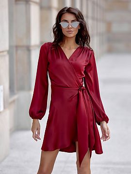 formálne šaty Roco Fashion  Šaty vyrobené z mäkkého, saténového materiálu, ktorý im dodáva výnimočný elegantný charakter. Prekrytý strih so zaväzovaním 