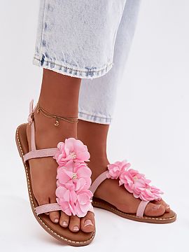 Sandały Step in style  Štýlové dámske sandále z ekokože vynikajú elegantným ošetrením, ktoré im dodáva jemný lesk. Pásek s nastaviteľnou sponou umo�