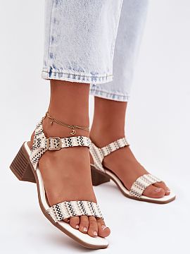 Sandále na podpätku Step in style  Klasické dámske sandále z ekokože sú univerzálnou ponukou, ktorá sa skvele hodí do mnohých štýlov od kancelárskych po elegantné