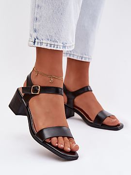 Sandále na podpätku Step in style  Klasické dámske sandále z ekokože sú univerzálnou ponukou, ktorá sa skvele hodí do mnohých štýlov, od kancelárskych po elegantn�