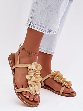 Sandały Step in style  Štýlové dámske sandále z ekokože sa vyznačujú elegatným dokončením s lesklou niťou, ktorá im dodáva jemný lesk. Nastaviteľn�