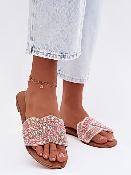 Klapky Step in style  Štýlové dámske sandále na plochom opätku sú efektnou ponukou na leto. Pásik zdobený krištáľmi, zirkónmi a korálkami upúta poz