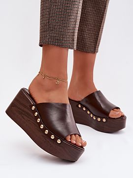 Klapky Step in style  Štýlové dámske papuče vyrobené z ekokože sú pohodlnou a efektnou ponukou na každý deň. Klin spojený s platformou zaručuje stabi