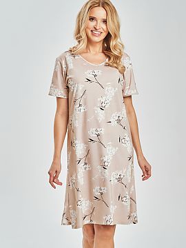 Nočná košeľa Taro  Nočná košeľa do kolien je skvelou ponukou pre ženy, ktoré ocenia pohodlie a jemný štýl. Model s okrúhlym výstrihom a krátkym ruk