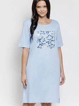 Nočná košeľa Taro  Nočná košeľa do kolien je kombináciou pohodlia a jemnej elegancie. Model s okrúhlym výstrihom a krátkym rukávom poskytuje pohodlie 