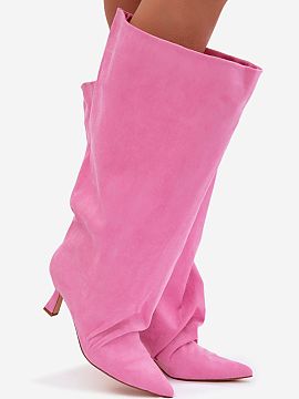 Topánky na podpätku Step in style  Dámske kozačky vyrobené z ekokože sú štýlovým návrhom pre ženy, ktoré oceňujú výrazné detaily. Model vyniká širokým, zhrnu